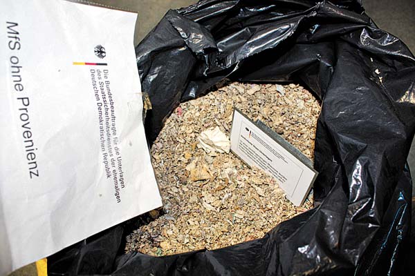 В архиве Штази хранятся 18 тысяч вот таких мешков с порезанными на мелкие кусочки документами