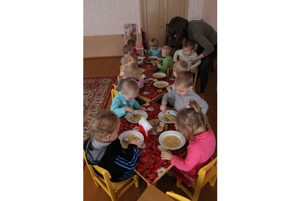 дети кушают в детском саду