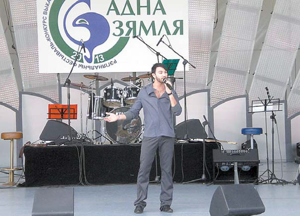 певец Артур Михайлов выступает на сцене