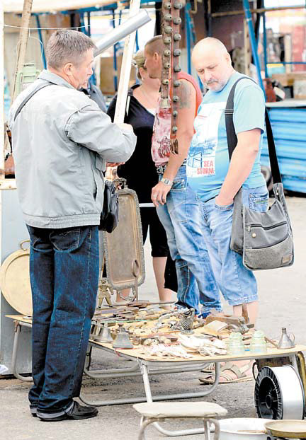 продавец спокупателями на «поле чудес» в Ждановичах