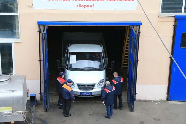 белорусский автомобиль «Валдай» в воротах гаража