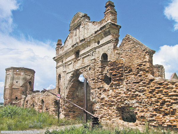 въездные ворота Картезианского монастыря в городе Береза до реставрации
