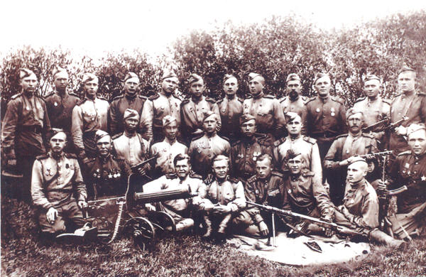 10-я гвардейская танковая Городская бригада, 1945 год (Василий Москальчук в верхнем ряду крайний справа)