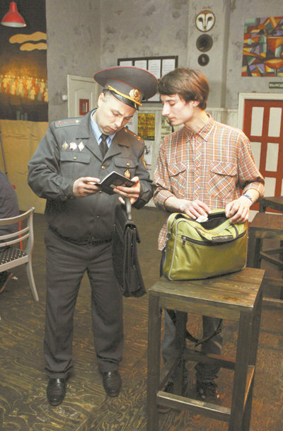 Андрей Костючков внимательно проверяет паспорт посетителя кафе