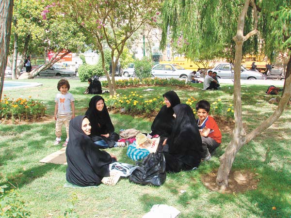 Иранцы очень любят отдыхать от жары и перекусывать прямо в многочисленных парках и скверах
