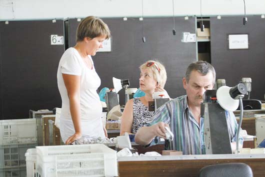 Начальник участка сборки Ольга Третьякова (слева) всегда находит время пообщаться с работниками предприятия