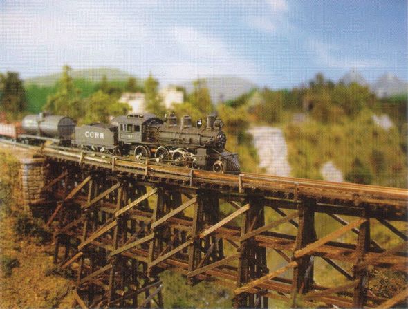 игрушечный поезд на мосту