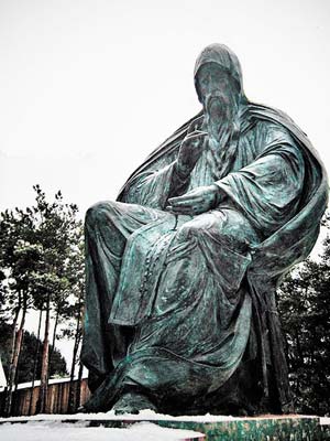 Памятник преподобному Елисею Лавришевскому на территории монастыря