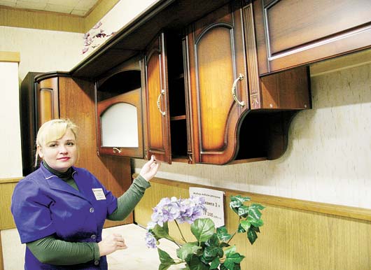 Товаровед Наталья Стрижак всегда поможет покупателям сориентироваться в выборе мебели
