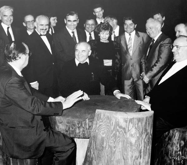 Историческая встреча на Кавказе в июле 1990 года. В центре — Михаил Горбачев, справа — Гельмут Коль