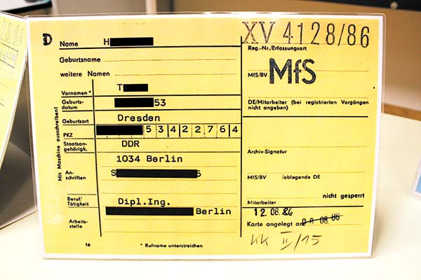 В архиве Штази вам охотно покажут, как выглядела личная карточка...
