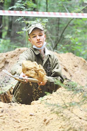 военнослужащие 52-го отдельного специализированного поискового батальона Вооруженных Сил Беларуси во время раскопок