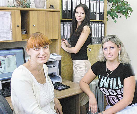 Начальник испытательного центра Светлана Курункова и инженеры-технологи Марина Онищенко и Ирина Ермакович