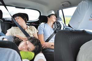 семья спит в машине