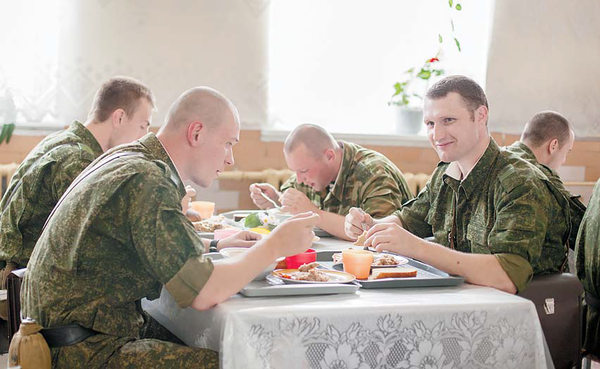 солдаты в столовой