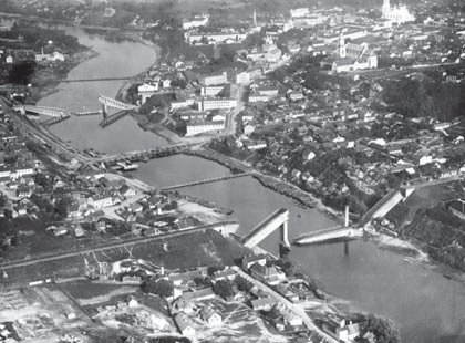 разрушенные мосты через реку