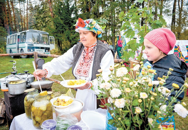 5-й фестиваль народных промыслов и ремесел «Глушанский хуторок»: продажа соленых и маринованных огурцов