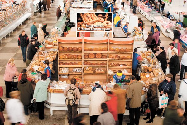 продажа хлебобулочных изделий внутри крытого Комаровского рынка