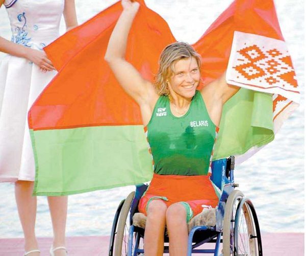 Паралимпийская чемпионка Людмила Волчок с флагом Беларуси