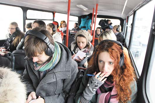журналисты в экскурсионном автобусе