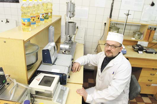 Инженер-технолог производственной лаборатории отдела технического контроля Егор Серов проводит испытания продукции