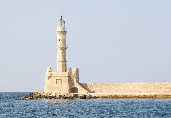минарет на берегу моря