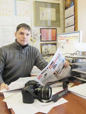 Начальник отдела социально-информационной работы Юрий Павлюк обеспечивает регулярный выпуск газеты «Вестник Нафтана»