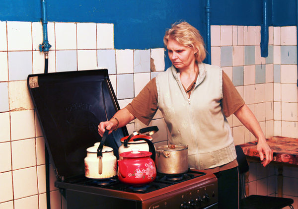 женщина в исправительном учреждении на кухне