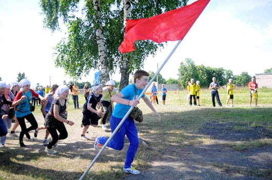 бег с флагом в военно-патриотическом лагере