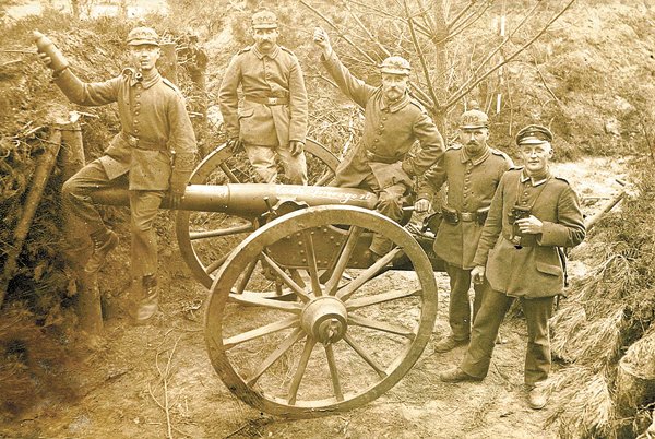 солдаты на фоне орудия (пушки)