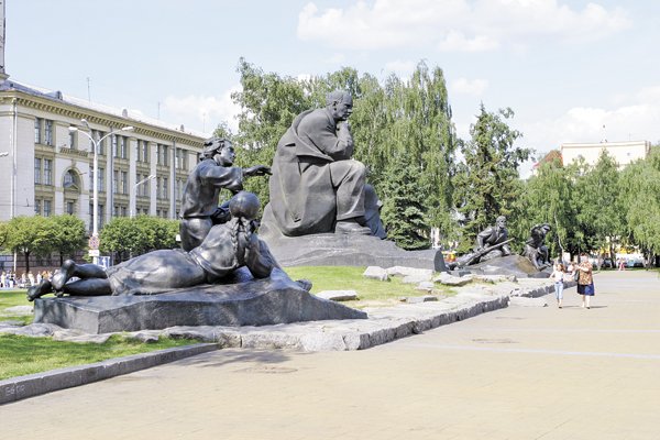 памятник на площади Якуба Коласа