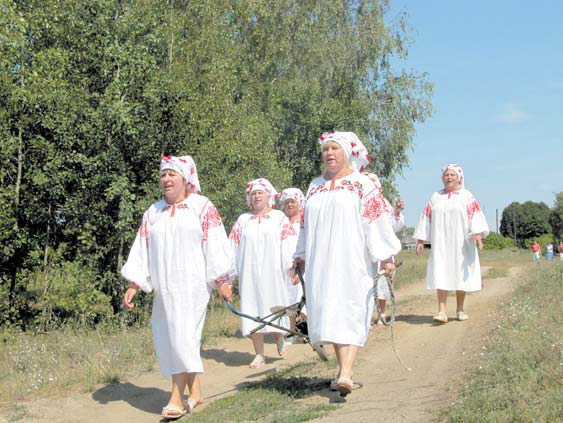 женщины возвращаются с обряда в деревне Старый Дедин