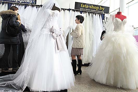 Девушки вместе с мамами и подругами активно «прицениваются» к свадебным платьям