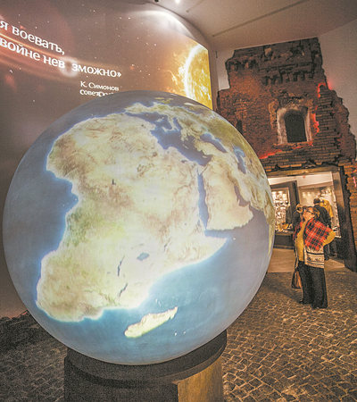 Интерактивная планета Земля — доминанта зала № 1 «Мир и война» музея истории ВОВ в Минске