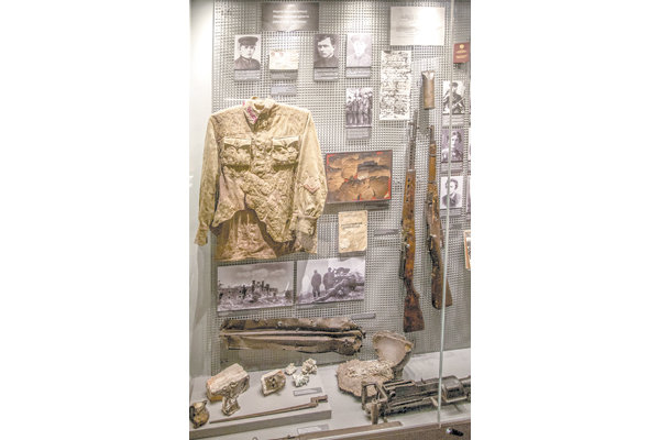 в центре витрины — гимнастерка лейтенанта Алексея Наганова, найденная в 1949 году в развалинах Тереспольской башни Брестской крепости