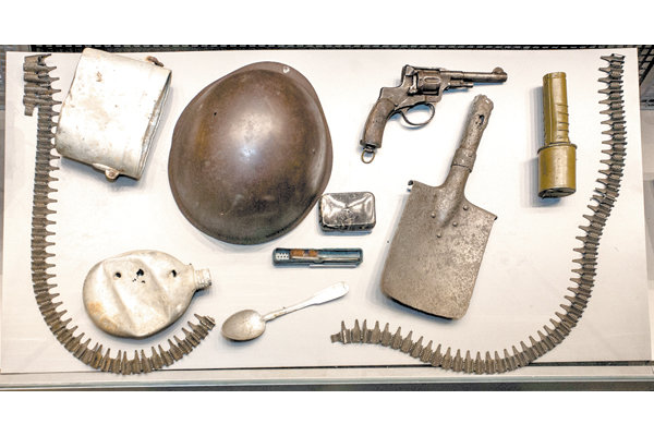 остатки вооружения и личные вещи воинов 100-й стрелковой дивизии, найденные школьниками Острошицкого Городка