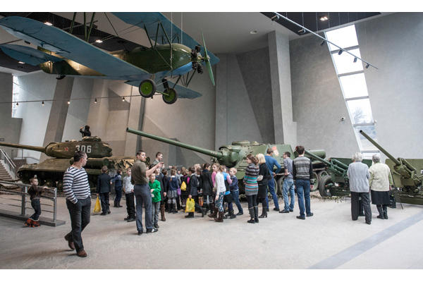 советские самолеты и танки в музее ВОВ