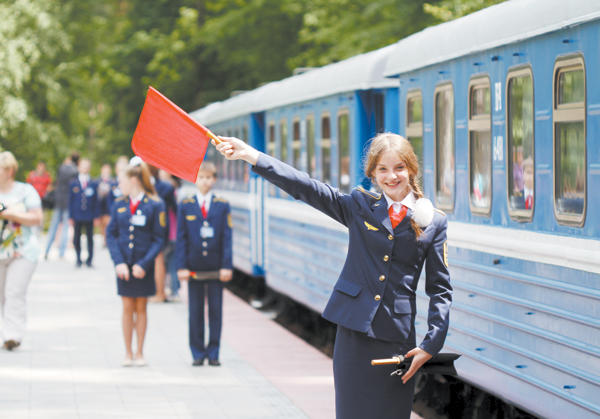 Юная проводница Чеслава Мильгуй уже два года на Детской железной дороге и в следующем году собирается поступать в колледж на специальность «Проводник»