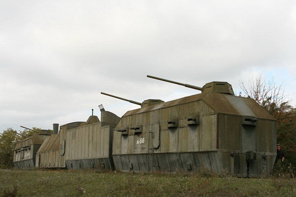 памятник-макет бронепоезда в Украине