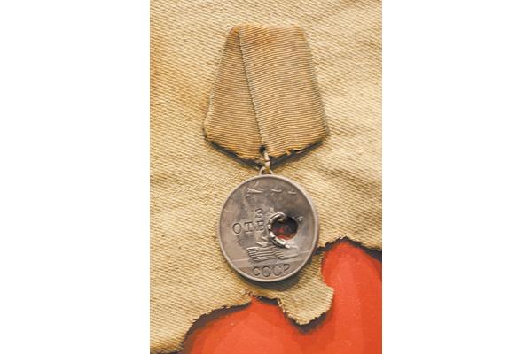 пробитая пулей медаль «За отвагу» ефрейтора Семена Летова