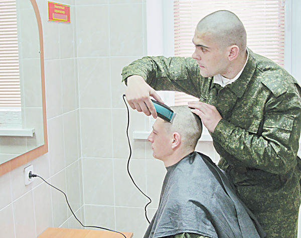 рядовой Василий Масальский осваивает обязанности нештатного парикмахера подразделения