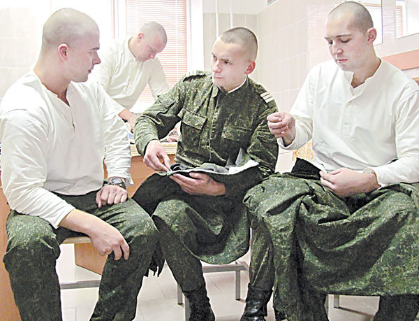 сержант Ярослав Тарасюк учит рядовых А. Майсевича и С. Стрельченю правильно подшивать подворотничок