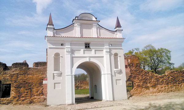Въездные ворота Картезианского монастыря в городе Береза после реставрации