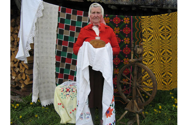 Моя бабушка Нина Карпук с самоткаными покрывалами и рушниками, сделанными вместе с прабабушкой