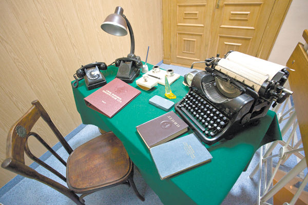 ретро-стол следователя с печатной машинкой и старым дисковым телефоном