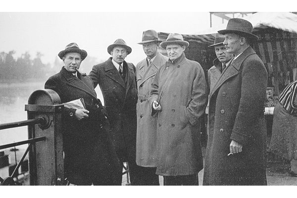 Янка Купала с членами делегации на пристани на реке Дунай в Братиславе. Фото из фонда Государственного литературного музея Янки Купалы