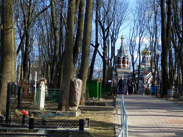 центральная аллея Военного кладбища в Минске