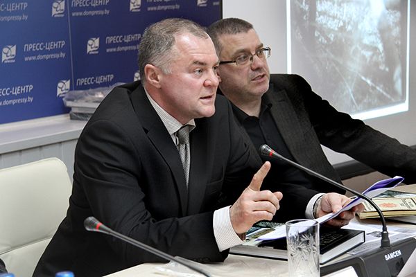 Владимир Богданов (слева) и Владимир Лиходедов во время презентации книги