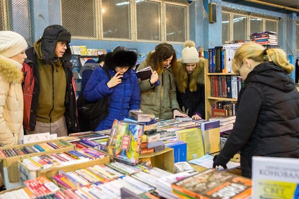 покупатели на ночной книжной выставке на «Динамо» в Минске