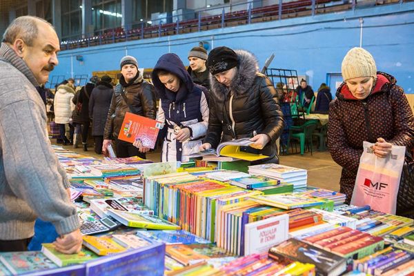 выбор книг на ночной книжной выставке на «Динамо» в Минске